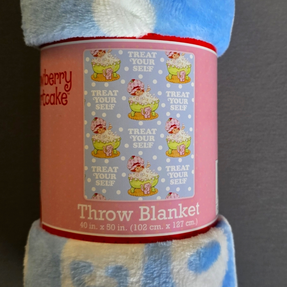 The World of Strawberry🍓Shortcake Silky Soft Travel Throw Blanket🍓40"x50"🍰NWT